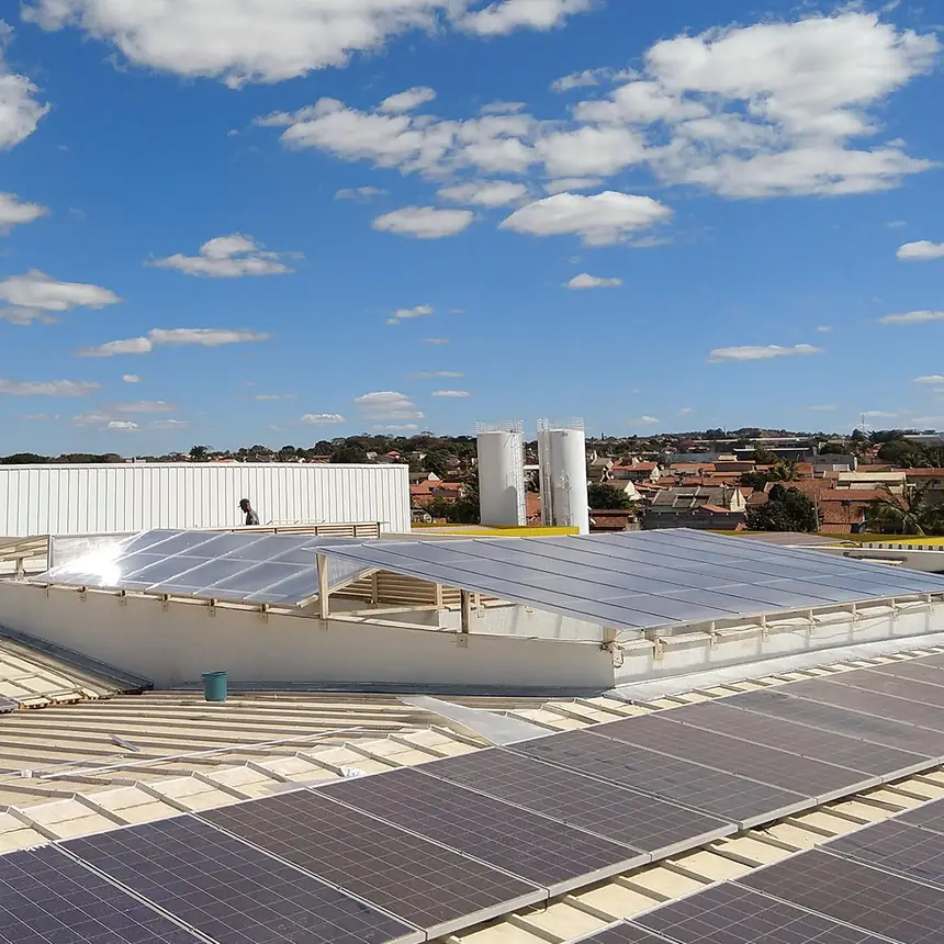 Carport solar metálico cobrindo estacionamento, com placas fotovoltaicas