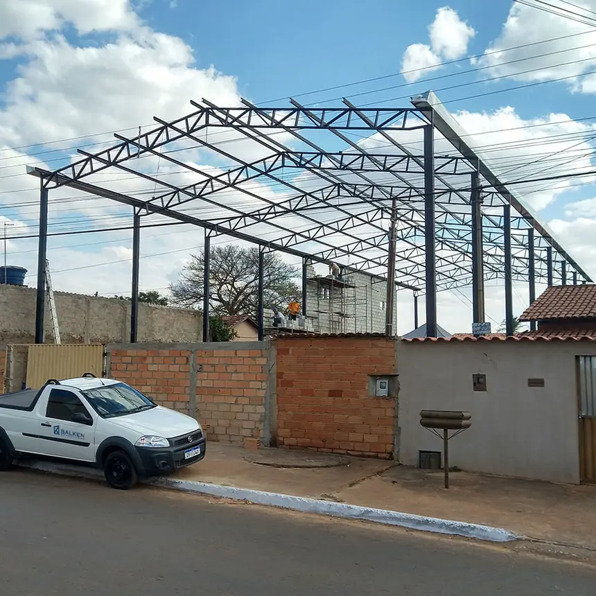 Pórticos de galpão metálico em montagem