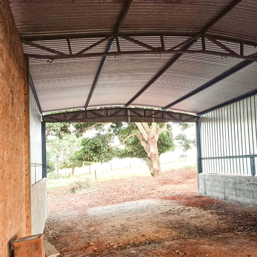 Galpão metálico com cobertura em telha concluída